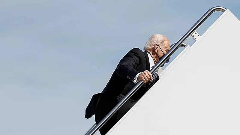 شاهد.. بايدن يتعثر من جديد أثناء صعوده إلى الطائرة