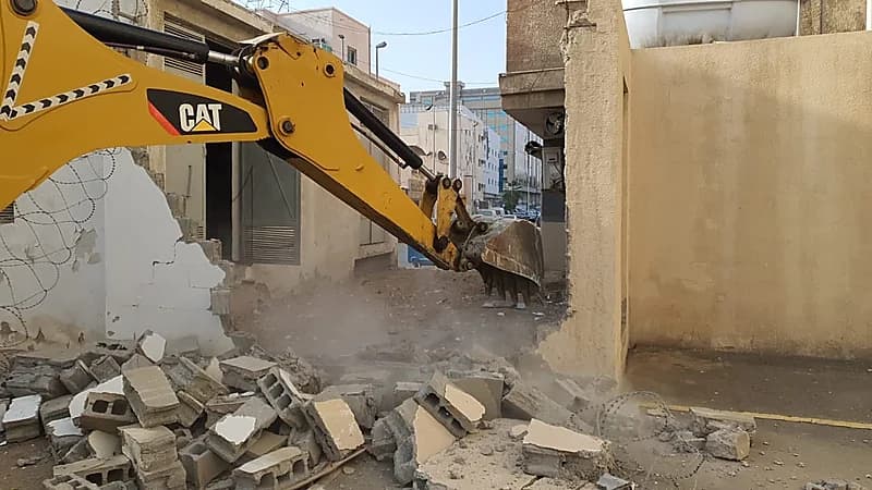 أمانة جدة تزيل عقارات مخالفة بحي البغدادية