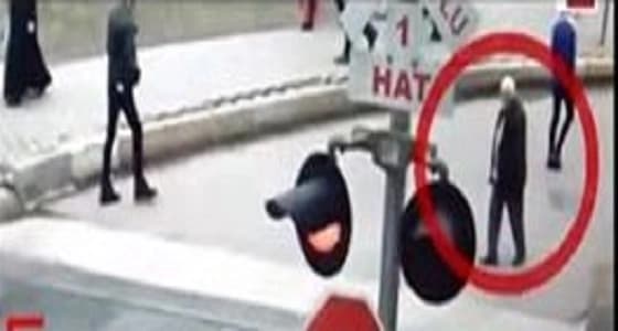 بالفيديو.. شاب ينقذ مسنا قبل لحظات من اصطدام قطار به