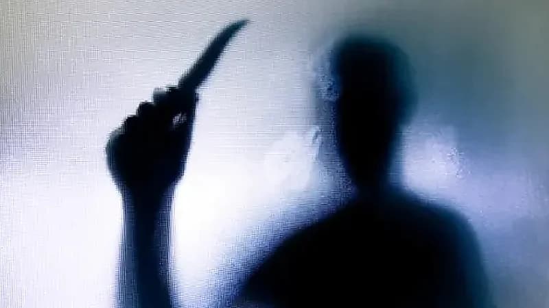 فتى يقتل طفل ويصيب طفلة ومعلمة