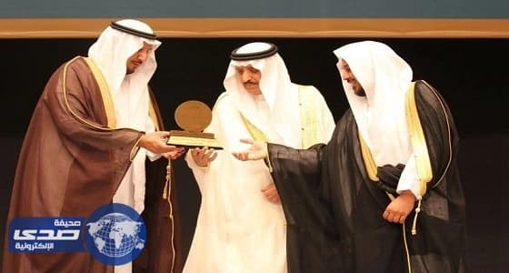 صورة تذكارية في حفل تخرج طلاب معهد العاصمة مع أحمد بن عبدالعزيز