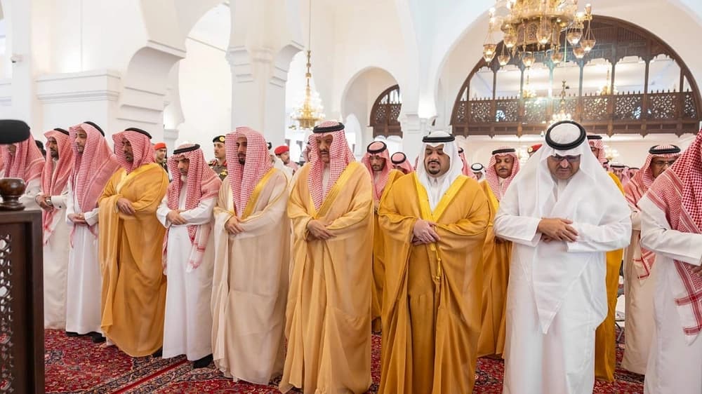 نائب أمير الرياض يؤدي صلاة الميت على ناصر الجريد..صور