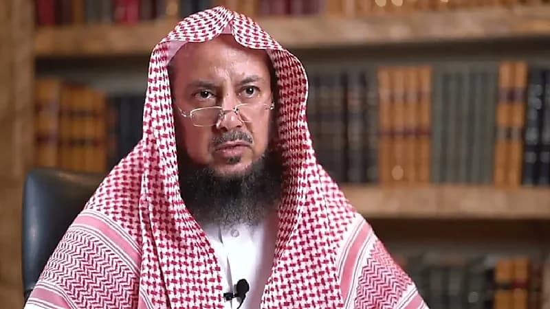 بالفيديو.. حكم إعطاء الرجل الزكاة لطليقته