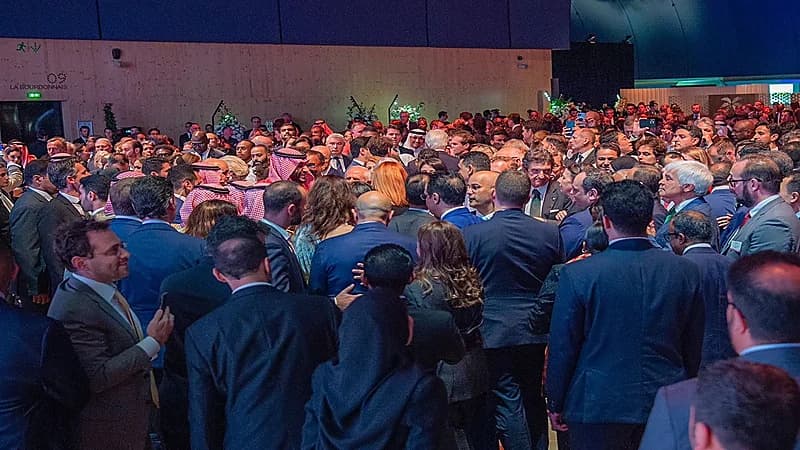 تهافت دبلوماسيين وضيوف وإعلاميي العالم لالتقاط صورة مع ولي العهد في فرنسا .. فيديو