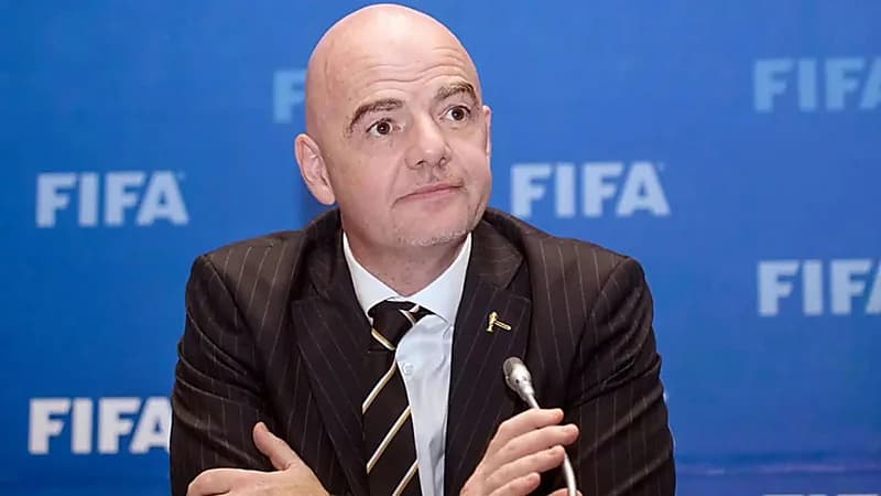 رئيس الفيفا يهنيء الهلال بتتويجه بطلًا للدوري