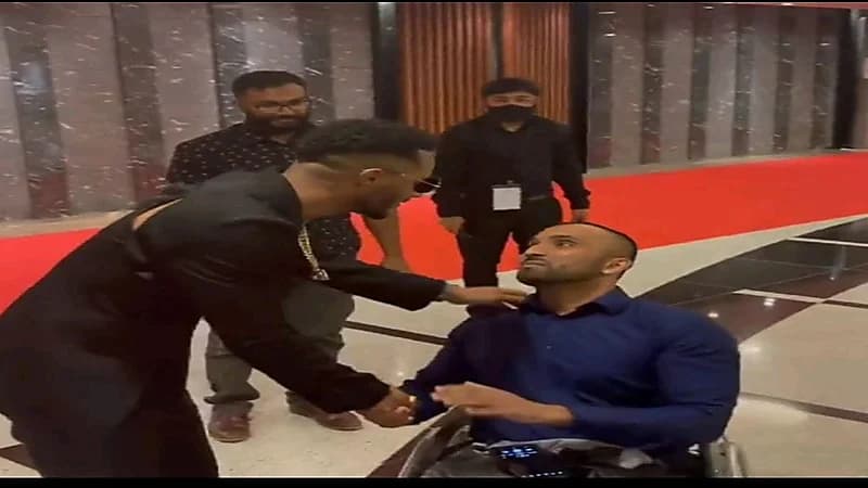 بسبب بدلته.. محمد رمضان يتعرض لموجة عالية من السخرية (فيديو)