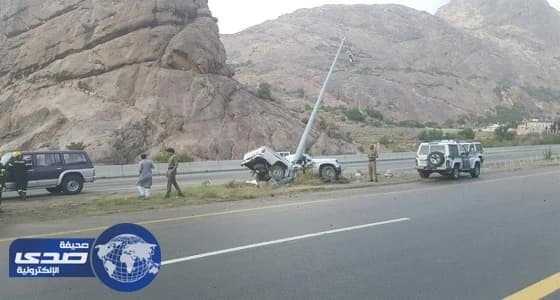 بالصور.. إنقاذ مواطن من داخل سيارة ارتطمت في عامود إنارة بتنومة