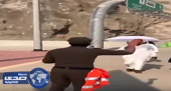 بالفيديو.. رجل أمن للحجاج: سامحونا إذا قصرنا معكم