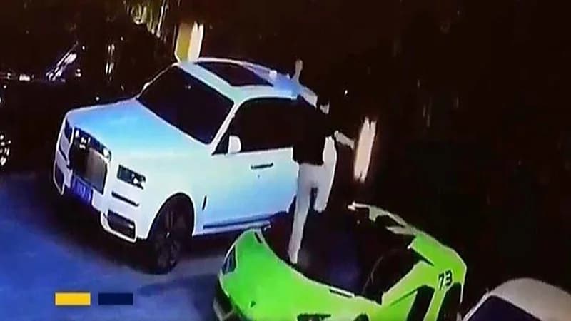 شاهد.. شاب يحطم 4 سيارات فارهة