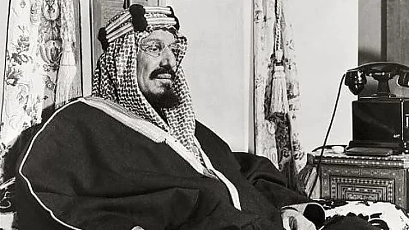 شاهد.. قصة الملك عبدالعزيز مع سائقه والجمال