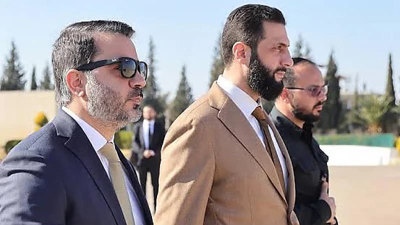 غمزة وزير الخارجية السوري للرئيس الشرع تشعل مواقع التواصل الاجتماعي.. فيديو