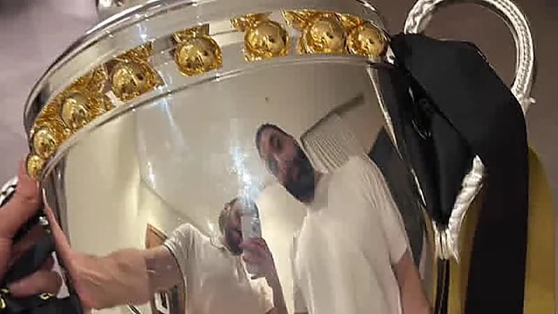 كأس الدوري في منزل بنزيما.. صورة