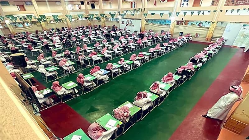 الطلاب يؤدون الاختبارات المؤجلة للفصل الدراسي الأول