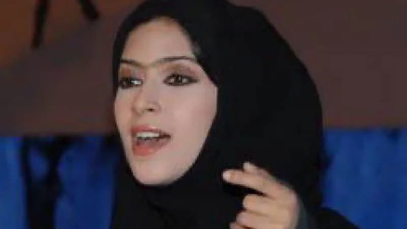 وفاة الشاعرة العمانية هلالة الحمداني بجلطة تاركة وراءها طفل رضيع