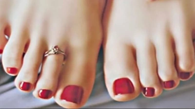 سيدة تتربح أموال بسبب نشر صور أصابع قدميها