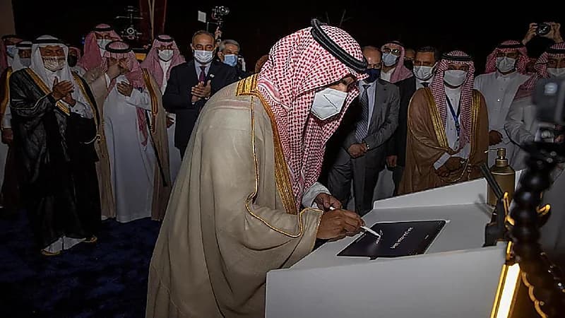 الشاعر " آل شملان " يتغنى بالرؤية الثقافية لقيادة المملكة