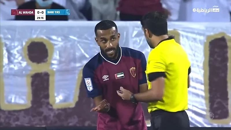 بالفيديو.. لاعب يطالب بطرد شقيقه بالفريق المنافس في الدوري الإماراتي