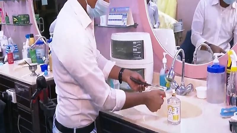 ‏بالفيديو.. الأمواس تنتشر في صالونات الحلاقة رغم منعها