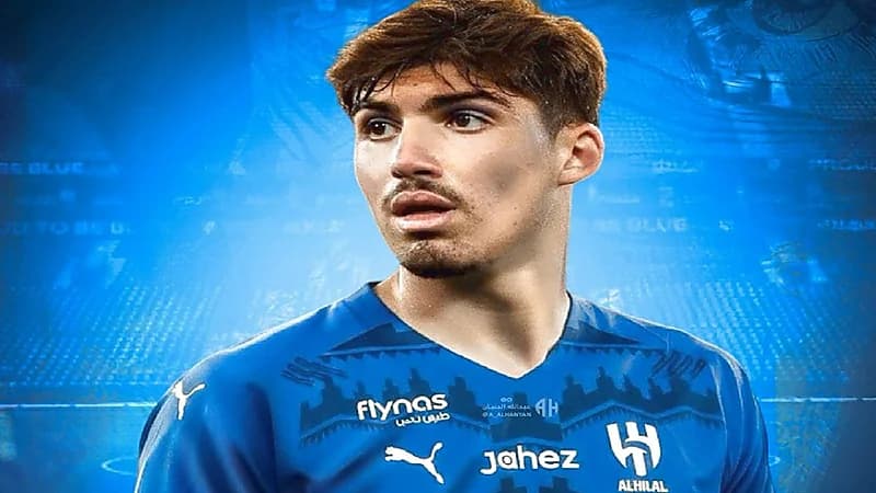 يوسف اكتشيشيك يقترب من الهلال
