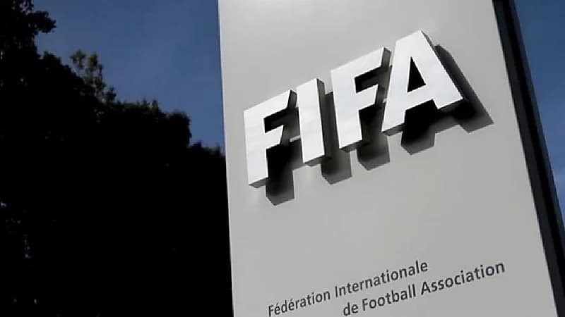 "فيفا" يعدِّل لوائح الدوري الأوكراني والروسي