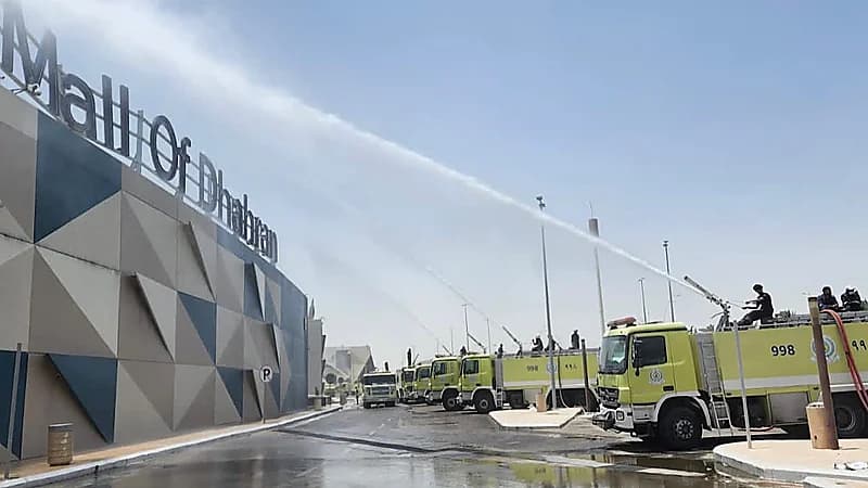 فرق الدفاع المدني تنتهي من السيطرة الكاملة على إخماد حريق مجمع الظهران مول