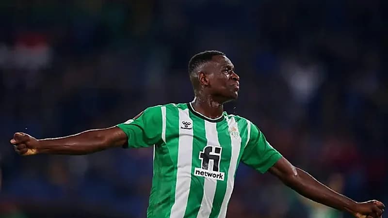 النصر يرغب في التعاقد مع لويز هنريكي