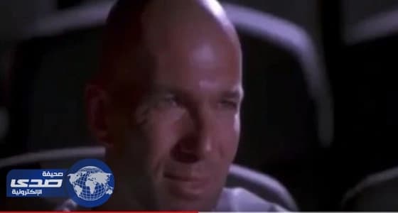 بالفيديو.. زيدان يبكي لمشاهدته والدته عبر مقطع قديم
