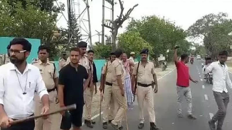 شاهد.. قاضي يضرب شابين بالعصا في شارع عام لقيادتهما الدراجة بدون خوذة