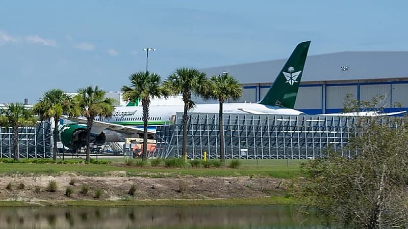 الخطوط السعودية تواصل صبغ أحدث طائراتها