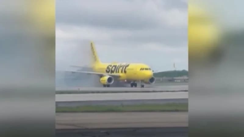 شاهد.. اشتعال النيران في طائرة أثناء هبوطها في المطار