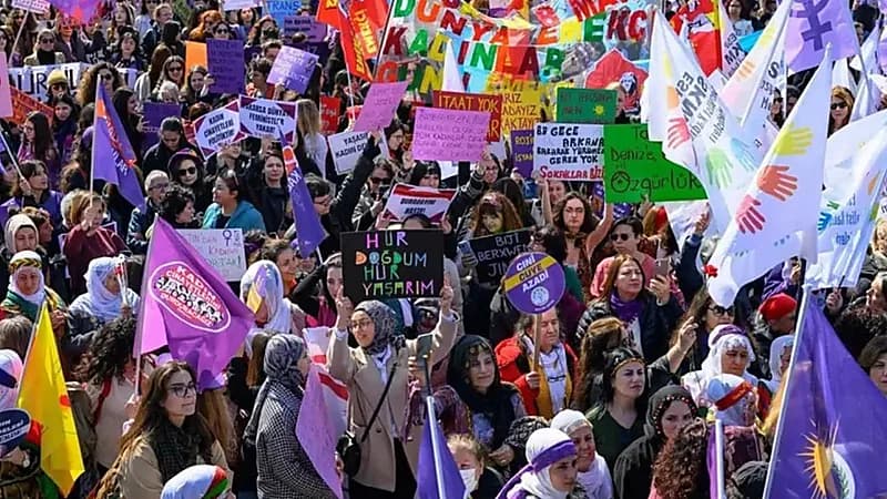 الشرطة التركية تعتقل نحو 200 امرأة خلال مسيرة يوم المرأة العالمي