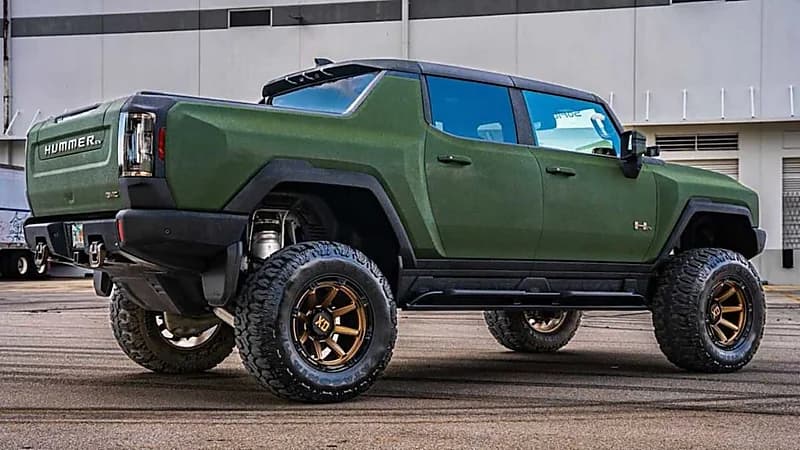 بالصور.. ظهور سيارة همر بلون أخضر عجيب قبل نهاية 2022