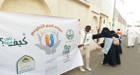 بالصور.. فتيات يتطوعن لإزالة الكتابات المسيئة على الجدران