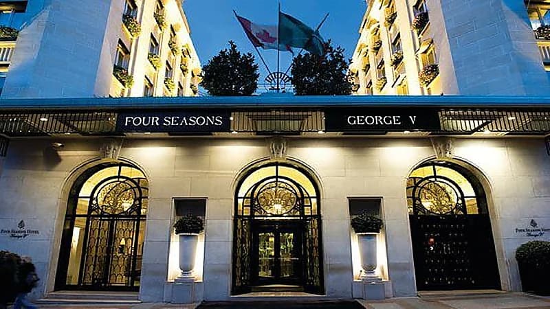 مراسم توقيع صفقات الهلال الأجنبية تُقام في فندق جورج الخامس بباريس.. وبن نافل يغادر إلى العاصمة الفرنسية