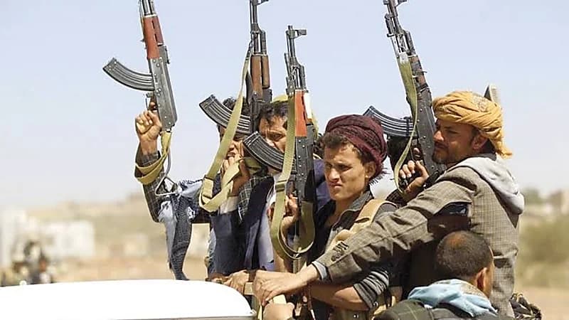 ميليشيا الحوثي تنهب المحلات التجارية اليمنية لتحصيل رواتبهم