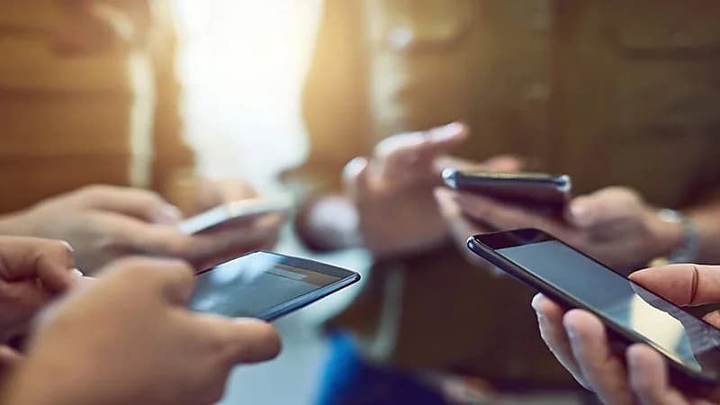 اهتزاز هواتف ملايين البريطانيين في وقت واحد لمدة 10 ثوانٍ