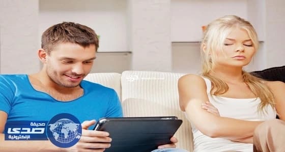 متخصصون: " إدمان برامج التواصل الأجتماعى " يدمر العلاقات الأسرية