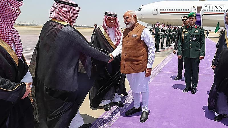 رئيس الوزراء الهندي يصل إلى جدة ويغرد بالعربية: هذه الزيارة ستعزز صداقتنا.. صور