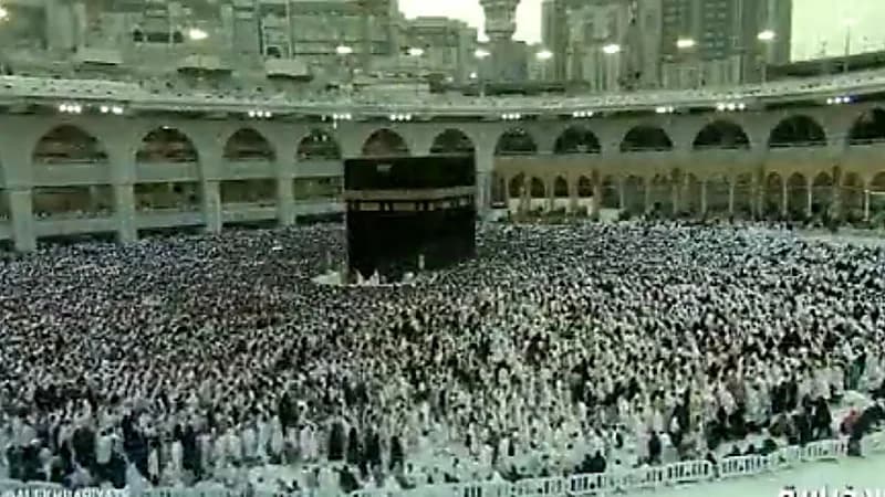 بالفيديو.. المعتمرون يرسمون رسم هندسي مذهل بحركة انسيابية في صحن الطواف
