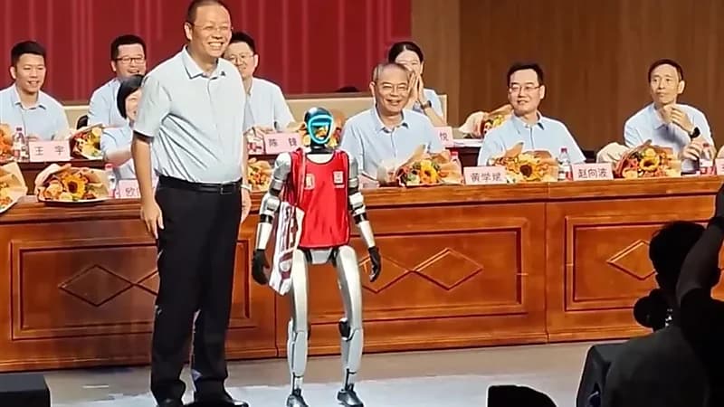 روبوت بشري يشارك في حفل تخرج صيني ويثير إعجاب الحضور.. صور