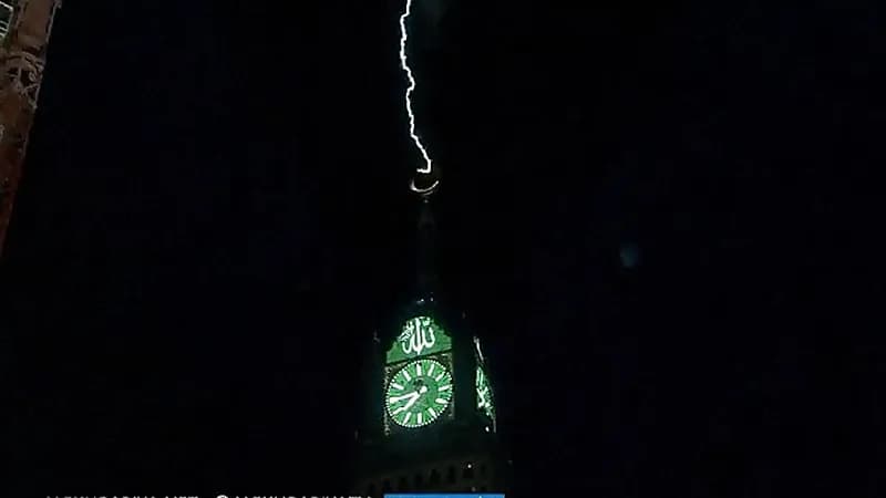 برق يضرب برج الساعة ويضئ سماء مكة المكرمة .. فيديو