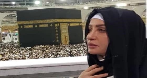 لطيفة تلجم إشاعات منعها من أداء العمرة بصورة داخل الحرم