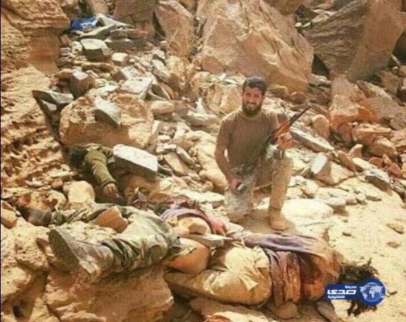 بالصور.. كلاشنيكوف ومبالغ جاوزت المليون ريال في حوزة عصابة عملاء  الصرافة