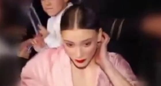 بالفيديو.. فنانة مشهورة تتعرض لموقف محرج في حفل جوائز