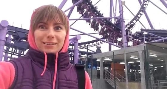 بالفيديو.. عاصفة تتسبب في تعلق 16 شخصا رأسا على عقب بلعبة ملاهي