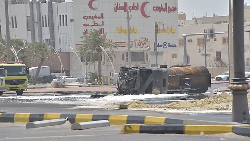 بالصور.. اندلاع حريق بصهريج وقود بعد انقلابه على طريق الخليج بالدمام