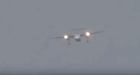 بالفيديو.. طائرة تتأرجح أثناء مقاومتها للرياح عند الهبوط