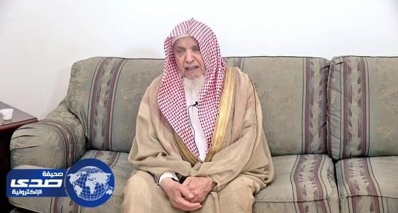 فيديو.. الشيخ السدلان يواسي ويقبل رأس الراحل عبدالله التويجري أثناء مرضه