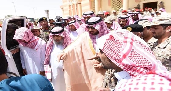 بالصور.. أمير الحدود الشمالية يعزي ذوي الشهيد السليم