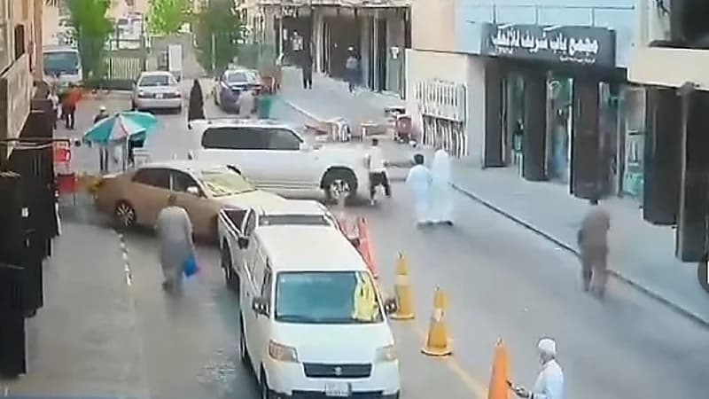 بالفيديو.. سيارة تقتحم محل ألعاب في جدة بطريقة مروعة